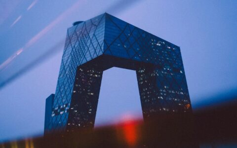 a very tall building sitting in the middle of a city